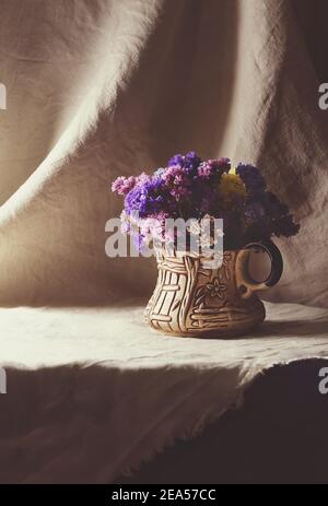 bouquet de limonium à l'intérieur. Photo Banque D'Images