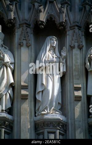 Westminster Abbey Londres Angleterre 20e siècle Martyr Saint Elizabeth of Russie tuée par les bolcheviks sur une façade au-dessus du Grand Ouest Porte Banque D'Images