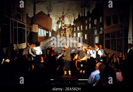 Enfants d'école exécutant la comédie musicale Oliver sur Stage Angleterre Banque D'Images