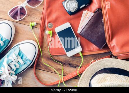 Accessoires de voyage costumes, bagages, lunettes de soleil le coût du chapeau de voyage préparé pour le voyage Banque D'Images