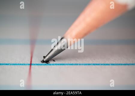 Gros plan d'un crayon graphite sur papier il est dirigé par des lignes bleues et rouges Banque D'Images