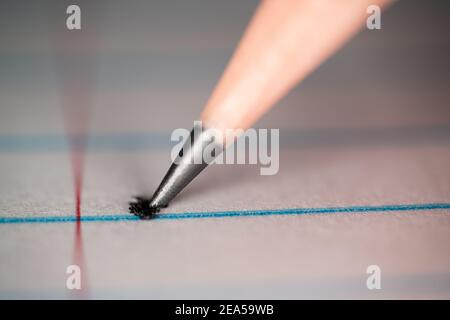 Gros plan d'un crayon graphite sur papier il est dirigé par des lignes bleues et rouges Banque D'Images