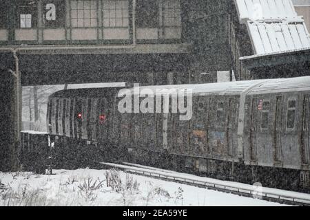 Brooklyn, New York, États-Unis. 07 février 2021, Brooklyn, New York, États-Unis le métro couvert de neige sort de ft. Hamilton Parkway station comme la ville de New York expériences deuxième tempête d'hiver majeure en sept jours crédit: Joseph Reid/Alay Live News Banque D'Images