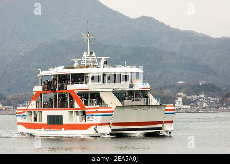 Le ferry pour passagers Miyajima Maru à destination de l'île, au Japon Banque D'Images