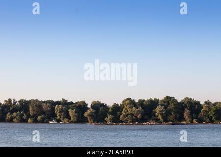 Cargo, barge, naviguant sur le Danube en Serbie, à belgrade, transportant des matériaux de construction, du charbon, du sable et du gravier. Le Danube est un Banque D'Images