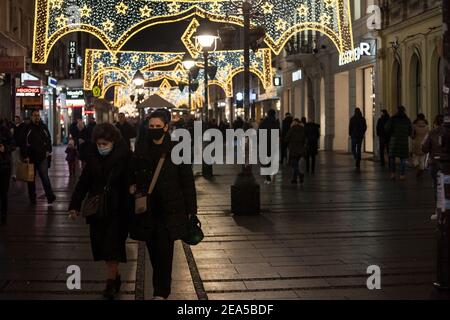 BELGRADE, SERBIE - DÉCEMBRE 21 2020: Deux femmes, amis, portant un masque dans les rues de Kneza Mihailova sur coronavirus covid 19 crise illumnat Banque D'Images