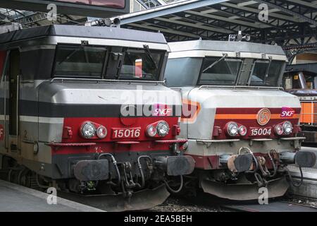 PARIS, FRANCE - 19 AOÛT 2006 : deux locomotives électriques BB 15000 prêtes pour le départ à Paris Gare de l'est, avec le logo de la SNCF See Banque D'Images