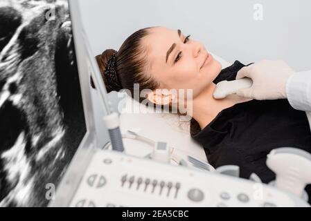 Médecin centre de diagnostic en échographie de la glande thyroïde tester Banque D'Images