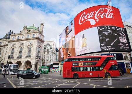 Piccadilly Circus est un carrefour routier et un espace public du West End de Londres dans la City of Westminster. Célèbre pour son immense écran vidéo. Banque D'Images