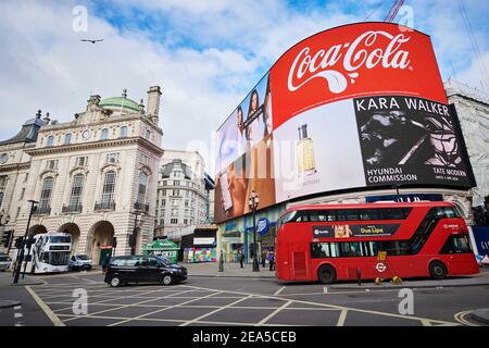 Piccadilly Circus est un carrefour routier et un espace public du West End de Londres dans la City of Westminster. Célèbre pour son immense écran vidéo. Banque D'Images