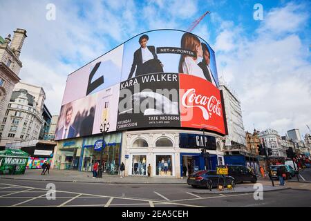 Piccadilly Circus est un carrefour routier et un espace public du West End de Londres dans la City of Westminster. Célèbre pour son immense écran vidéo. Banque D'Images