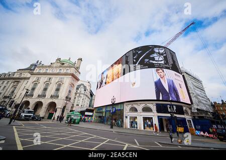 Piccadilly Circus est un carrefour routier et un espace public du West End de Londres dans la City of Westminster. Célèbre pour son immense écran vidéo. Banque D'Images
