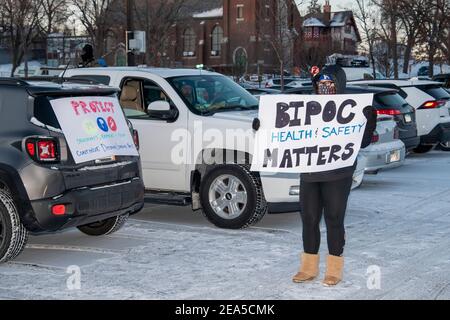 Minneapolis, Minnesota. Manifestation de caravane de voiture. Rassemblement pour exiger un retour sûr à l'apprentissage en personne dans les écoles. Les écoles publiques MPLS. Le signe BIPOC signifie BL Banque D'Images