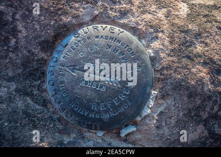 Un marqueur de levé géologique américain de 1941 dans le monument national de montagne de neige de Berryessa dans le comté de Yolo, Californie. Banque D'Images