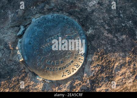 Un marqueur de levé géologique américain de 1941 dans le monument national de montagne de neige de Berryessa dans le comté de Yolo, Californie. Banque D'Images