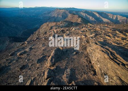 Les montagnes de la côte en Californie après que les feux de forêt ont traversé et brûlé toute la végétation loin. Banque D'Images