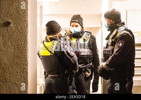 Hambourg, Allemagne. 08 février 2021. Des policiers se trouvent devant un immeuble d'appartements dans le quartier de Bramfeld. Un homme de 28 ans aurait tué sa mère à Hambourg. Credit: Daniel Bockwoldt/dpa/Alay Live News Banque D'Images