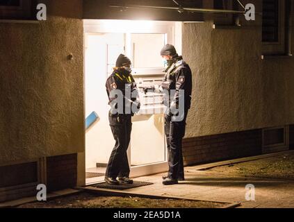 Hambourg, Allemagne. 08 février 2021. Des policiers se trouvent devant un immeuble d'appartements dans le quartier de Bramfeld. Un homme de 28 ans aurait tué sa mère à Hambourg. Credit: Daniel Bockwoldt/dpa/Alay Live News Banque D'Images