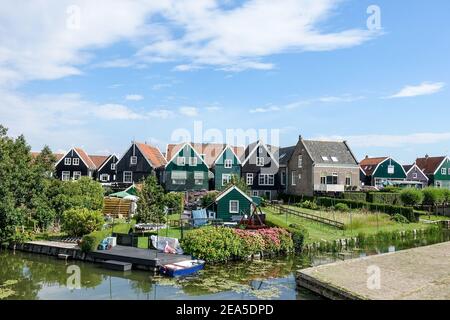 Maisons hollandaises typiques dans le village pittoresque et le port de Marken, Hollande du Nord, pays-Bas Banque D'Images