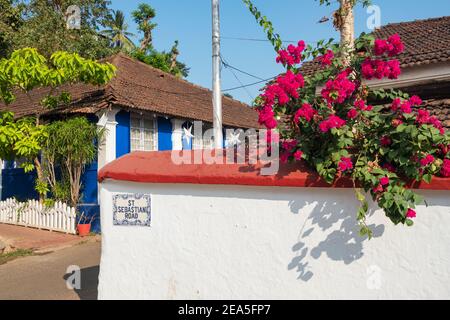 Rue pittoresque et étroite dans le quartier de Fontainhas à Panaji, Goa, Inde Banque D'Images