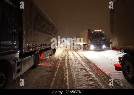 Gera, Allemagne. 08 février 2021. Les camions et les voitures sont bloqués dans un embouteillage sur l'Autobahn 4 près de Gera. Après de fortes chutes de neige pendant la nuit, la circulation en direction d'Erfurt s'est arrêtée sur une montagne. Credit: Bodo Schackow/dpa-zentralbild/dpa/Alay Live News Banque D'Images