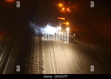 Gera, Allemagne. 08 février 2021. Les véhicules de défrichage sont en action sur l'autoroute 4 près de Gera. Après de fortes chutes de neige pendant la nuit, la circulation en direction d'Erfurt s'est arrêtée sur une montagne. Credit: Bodo Schackow/dpa-zentralbild/dpa/Alay Live News Banque D'Images