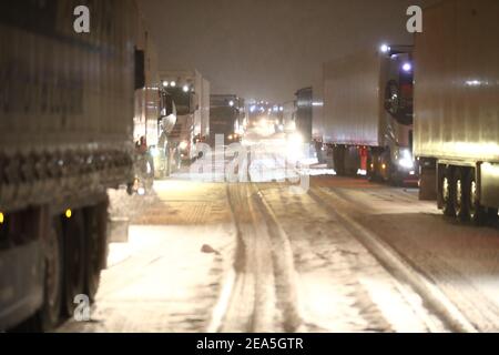 Gera, Allemagne. 08 février 2021. Les camions et les voitures sont bloqués dans un embouteillage sur l'Autobahn 4 près de Gera. Après de fortes chutes de neige pendant la nuit, la circulation en direction d'Erfurt s'est arrêtée sur une montagne. Credit: Bodo Schackow/dpa-zentralbild/dpa/Alay Live News Banque D'Images