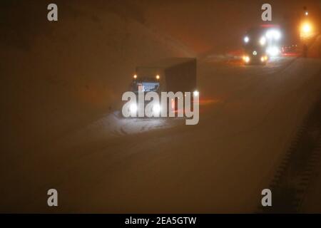 Gera, Allemagne. 08 février 2021. Les camions sont bloqués dans un embouteillage sur l'Autobahn 4 près de Gera. Après de fortes chutes de neige pendant la nuit, la circulation en direction d'Erfurt s'est arrêtée sur une montagne. Credit: Bodo Schackow/dpa-zentralbild/dpa/Alay Live News Banque D'Images