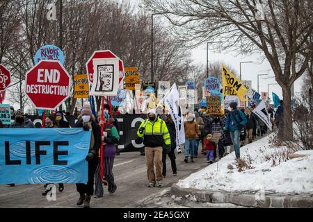 St. Paul, Minnesota. Des groupes autochtones et des opposants au projet de remplacement du gazoduc Enbridge Energy Line 3 protestent contre sa construction Banque D'Images