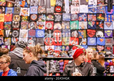 Toronto, Ontario, Canada. 17 mars 2017. Les gens se tiennent devant un mur avec des T-shirts à vendre pendant l'événement.Toronto Comicon est un congrès annuel de la bande dessinée et de la culture pop qui a lieu au Palais des congrès du Toronto métropolitain. Crédit : Shawn Goldberg/SOPA Images/ZUMA Wire/Alay Live News Banque D'Images