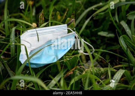 Marseille, France. 2 février 2021. Plus d'un an après le début de la pandémie de Covid-19, les gens continuent de jeter des masques partout. Crédit : Gerard Bottino/SOPA Images/ZUMA Wire/Alamy Live News Banque D'Images