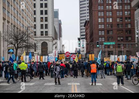 St. Paul, Minnesota. Des groupes autochtones et des opposants au projet de remplacement du gazoduc Enbridge Energy Line 3 protestent contre sa construction Banque D'Images