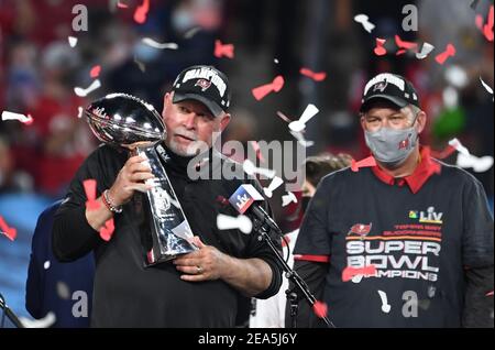 Tampa, États-Unis. 07e février 2021. Bruce Arians, entraîneur-chef des Buccaneers de la baie de Tampa, a remporté le Vince Lombardi Trophy après que les Buccaneers ont battu les Kansas City Chiefs 31-9 pour remporter le Super LV Bowl au stade Raymond James de Tampa, en Floride, le dimanche 7 février 2021. Photo de Kevin Dietsch/UPI crédit: UPI/Alay Live News Banque D'Images