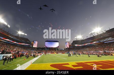 Tampa, États-Unis. 07e février 2021. Un avion militaire effectue un survol lors du spectacle avant le Super Bowl LV au stade Raymond James de Tampa, en Floride, le dimanche 7 février 2021. Photo de John Angelillo/UPI crédit: UPI/Alay Live News Banque D'Images