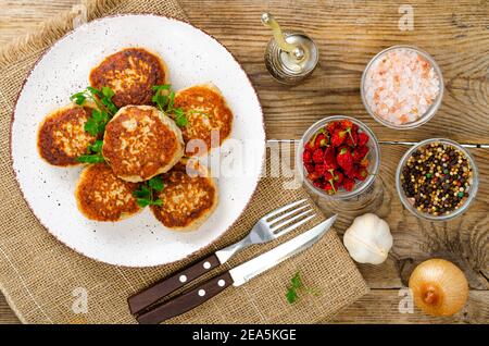 Côtelettes de viande faites maison sur une table en bois. Photo Banque D'Images