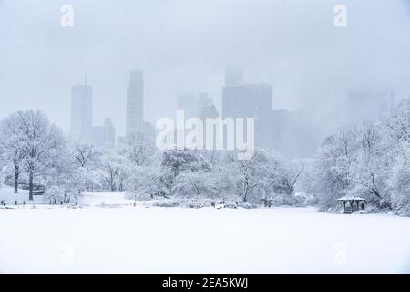 Vue sur un lac gelé dans Central Park pendant une fête de Pâques. Banque D'Images