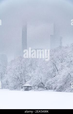 Vue sur un lac gelé dans Central Park pendant une fête de Pâques. Banque D'Images