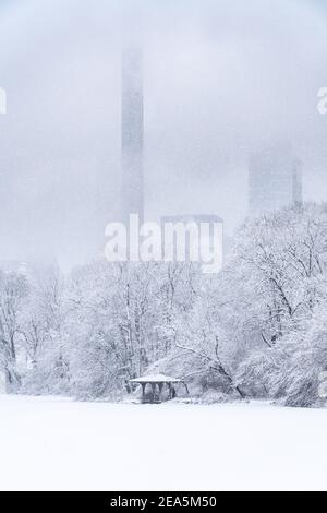 Vue sur un lac gelé dans Central Park pendant une fête de Pâques. Banque D'Images