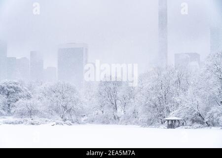 Vue sur un lac gelé dans Central Park pendant une fête de Pâques. Banque D'Images