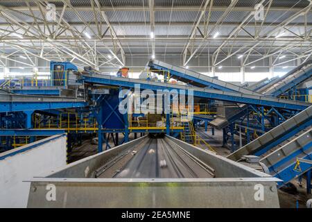 Une usine moderne de tri et de recyclage des déchets ménagers. Banque D'Images