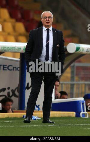 Benevento, Italie. 07th Feb, 2021. Entraîneur Claudio Ranieri (Sampdoria) pendant la série UN match entre Benevento Calcio et UC Sampdoria au Stadio Comunale Ciro Vigorito le 07 février 2021 à Benevento, Italie. (Photo de Giuseppe Fama/Pacific Press) crédit: Pacific Press Media production Corp./Alay Live News Banque D'Images