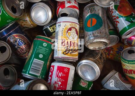 Les boîtes de boissons gazeuses de différentes marques sont pâles. Motif de grunge Banque D'Images