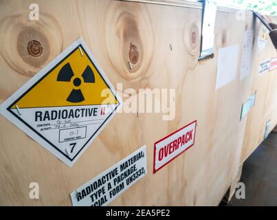 Étiquette de matière radioactive à côté de la boîte en bois de transport, boîtier standard de type A. Banque D'Images