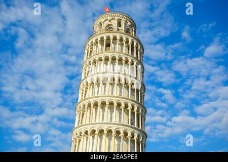 Gros plan de la partie supérieure de la tour penchée De Pise sur la Piazza dei Miracoli en Toscane Région d'Italie Banque D'Images