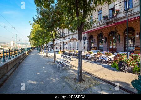 La promenade du Danube sur les rives du Danube avec des boutiques et des cafés du côté Pest de Budapest, Hongrie. Banque D'Images