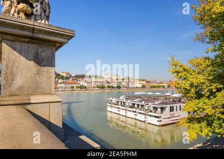 Bateaux de croisière amarrés à quai et de ligne pour des excursions quotidiennes sur le Danube, à côté du Pont des Chaînes, avec la colline du Château de Buda dans la distance Banque D'Images