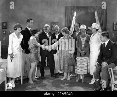 MARY PICKFORD et d'autres visiteurs non identifiés sur le plateau Candid avec BETTY BRONSON en costume étant présenté par le directeur HERBERT BRENON pendant le tournage de PETER PAN 1924 jouer James M. Barrie scénario Willis Goldbeck célèbres joueurs - Lasky Corporation / Paramount Pictures Banque D'Images