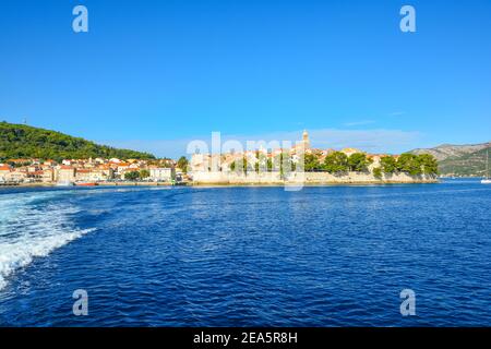Vue de la mer Adriatique de l'île de Korcula, Croatie, sur la côte dalmate par une belle journée d'été. Banque D'Images