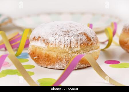 Berliner Pfannkuchen, un donut allemand traditionnel comme un dessert fait à partir de pâte de levure douce frite dans la graisse avec garniture de confiture. Banque D'Images