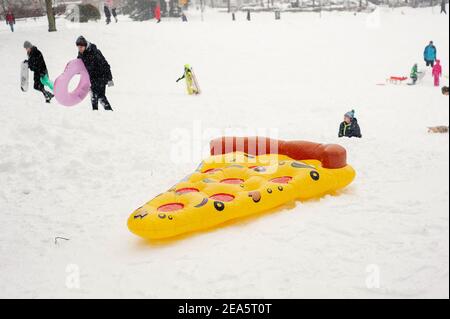 07 février 2021, Rhénanie-du-Nord-Westphalie, Münster : luge et glisse dans la neige fraîche dans un parc. Jusqu'à 30 centimètres de neige sont tombés en Westphalie orientale et en Münsterland dans la nuit jusqu'au dimanche en quelques heures. Photo: Ute Friederike Schernau/dpa Banque D'Images